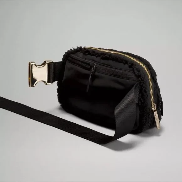 Lululemon Everywhere Belt Bag FLEECE SHERPA Black - Picture 5 of 9